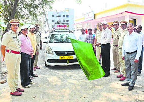 మహిళలకు  కారు డ్రైవింగ్‌లో శిక్షణ 1