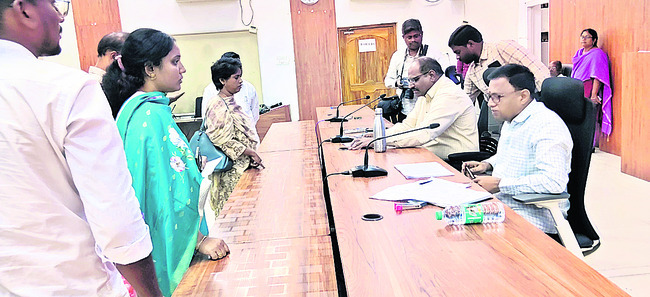 అధికారుల డుమ్మా 1