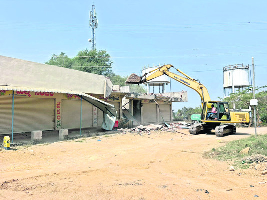 అక్రమ నిర్మాణాల కూల్చివేత1