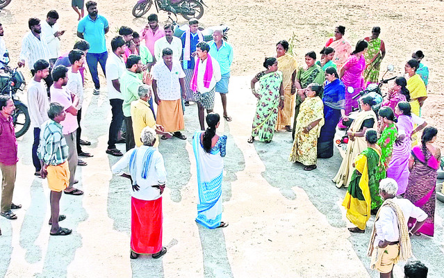 భద్రకాళి అమ్మవారికి                      చీర బహూకరణ1