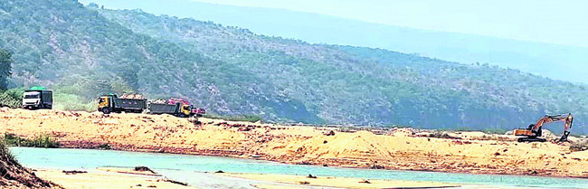 ● బాలరాజుపల్లె వద్ద ఇసుక తోడేస్తే ఎలా? 1