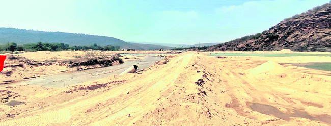 ● బాలరాజుపల్లె వద్ద ఇసుక తోడేస్తే ఎలా? 2