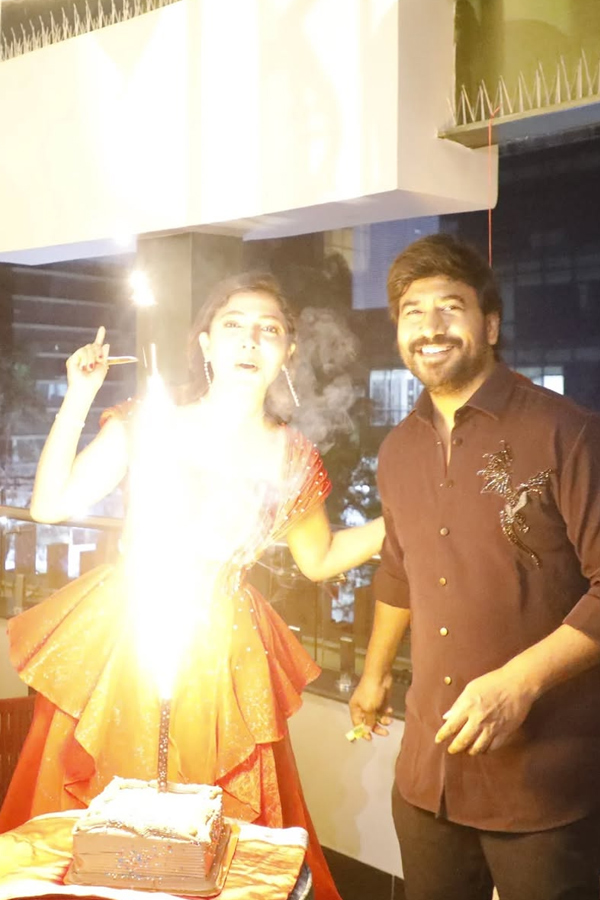 Choreographer Satya Master Celebrate One Million Views On Nuvve Undipo Ila Song Photos7