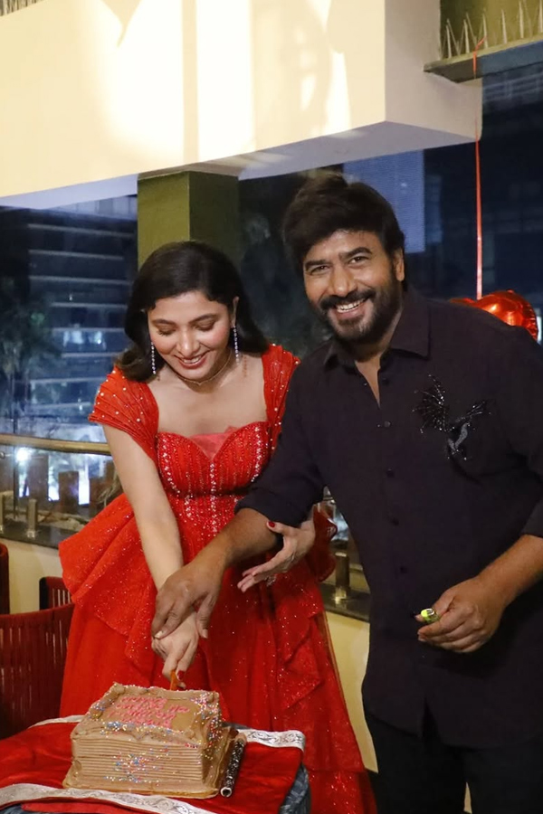 Choreographer Satya Master Celebrate One Million Views On Nuvve Undipo Ila Song Photos8