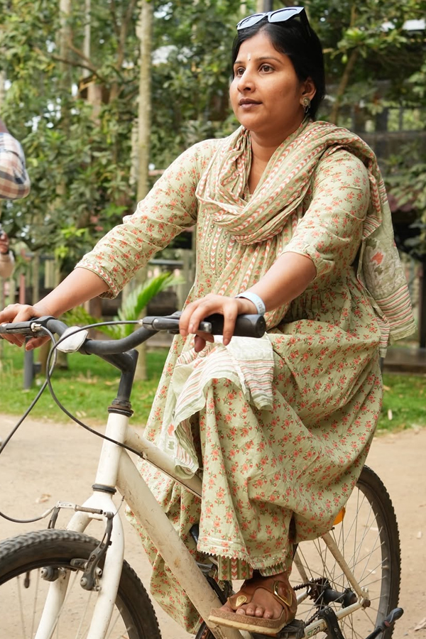 Singer Mangli Shares Her Isha Trip Beautiful Moments Photos8