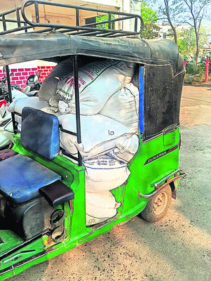 ఫర్నిచర్‌ తరలిస్తున్న లారీ పట్టివేత2