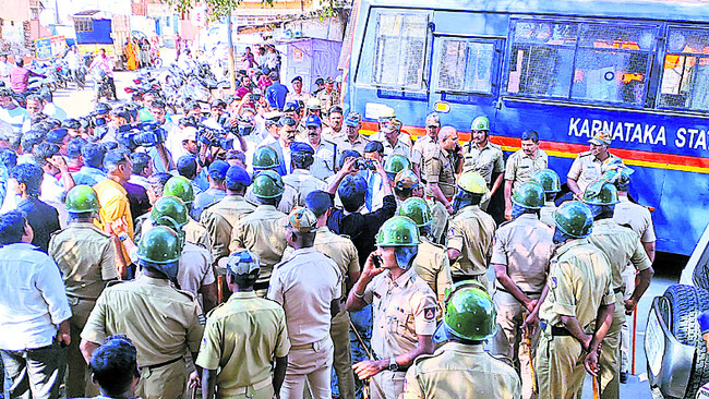 బాగల్‌కోటెలో ఉద్రిక్తత1