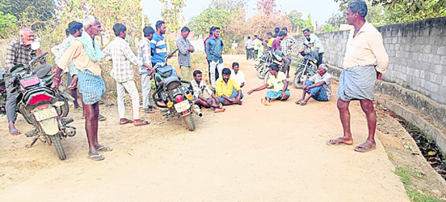 బావి పూడ్చాలని ఆందోళన1