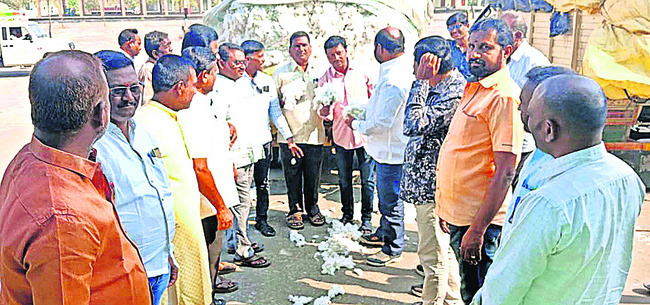 బొకేలు, శాలువాలు వద్దు.. నోట్‌బుక్స్‌, పెన్నులు తెండి2