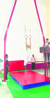 ఎగిరి.. గిర్రున తిరిగి1