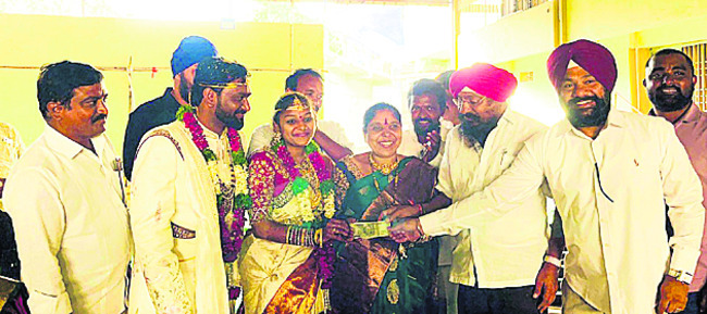 బొకేలు, శాలువాలు వద్దు.. నోట్‌బుక్స్‌, పెన్నులు తెండి1