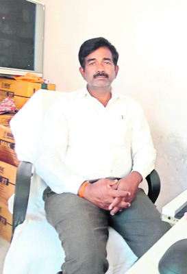 ెసేల్స్‌ ఎగ్జిక్యూటివ్‌గా.. 
1