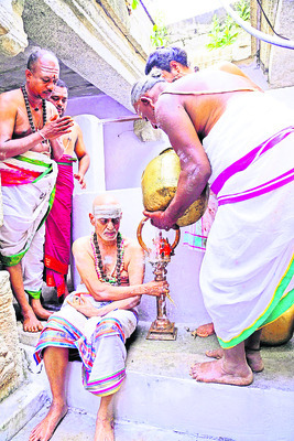 ముక్కంటికి ముత్యాల కవచాలు1