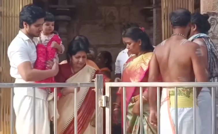 Actor Nikhil Siddharth Visited Palani Murugan Temple With His Son And Family Photos11