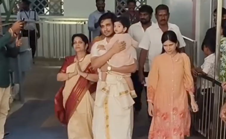 Actor Nikhil Siddharth Visited Palani Murugan Temple With His Son And Family Photos5