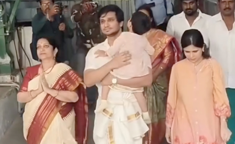 Actor Nikhil Siddharth Visited Palani Murugan Temple With His Son And Family Photos7