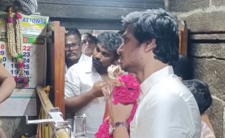 Actor Nikhil Siddharth Visited Palani Murugan Temple With His Son And Family Photos10