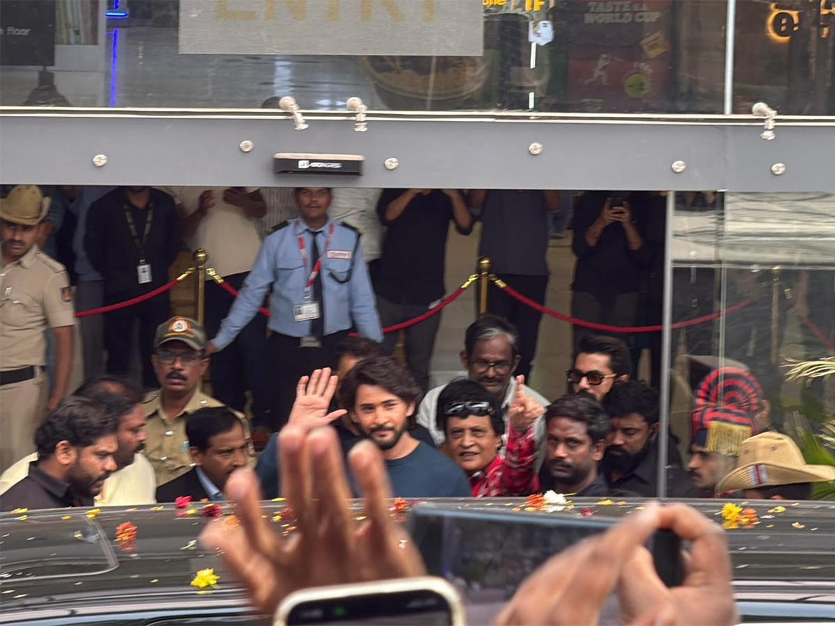Mahesh Babu surprise visit to AMB Cinemas in Bengaluru18