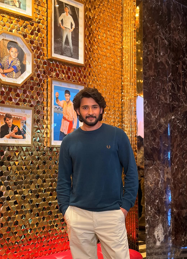 Mahesh Babu surprise visit to AMB Cinemas in Bengaluru4