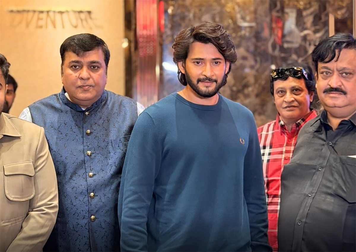 Mahesh Babu surprise visit to AMB Cinemas in Bengaluru5