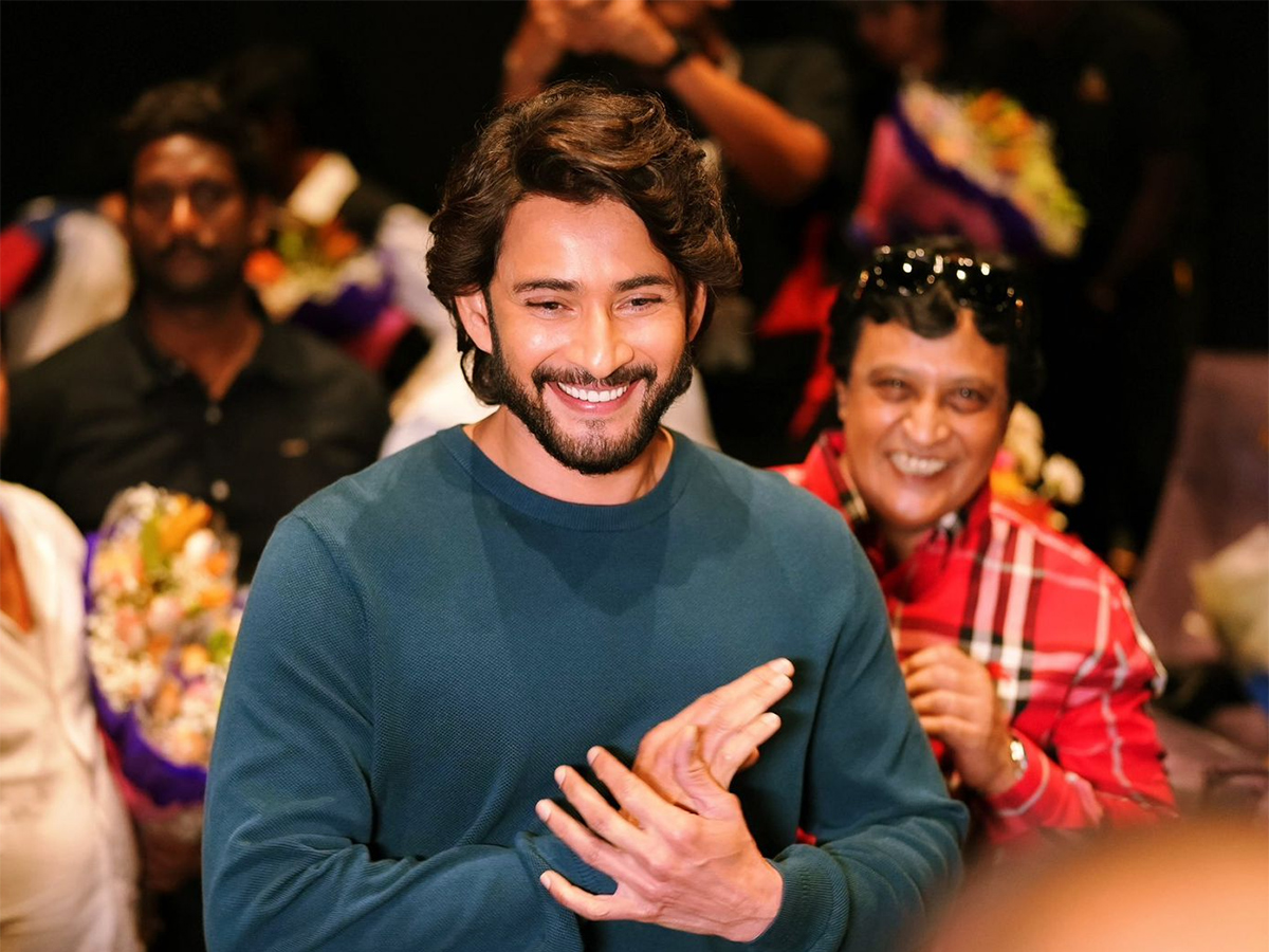 Mahesh Babu surprise visit to AMB Cinemas in Bengaluru8