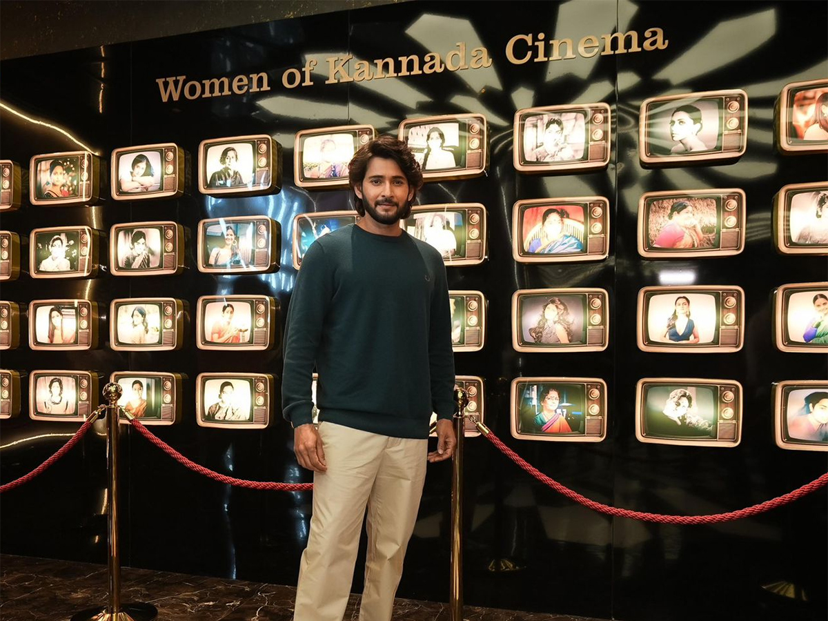 Mahesh Babu surprise visit to AMB Cinemas in Bengaluru9