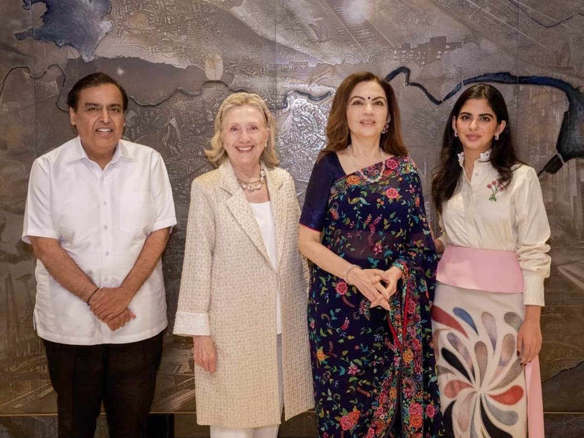 Nita Ambani And Mukesh Ambani warmly welcomed Secretary Hillary Clinton To Their Home Photos2