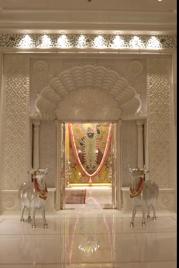 Nita Ambani And Mukesh Ambani warmly welcomed Secretary Hillary Clinton To Their Home Photos11