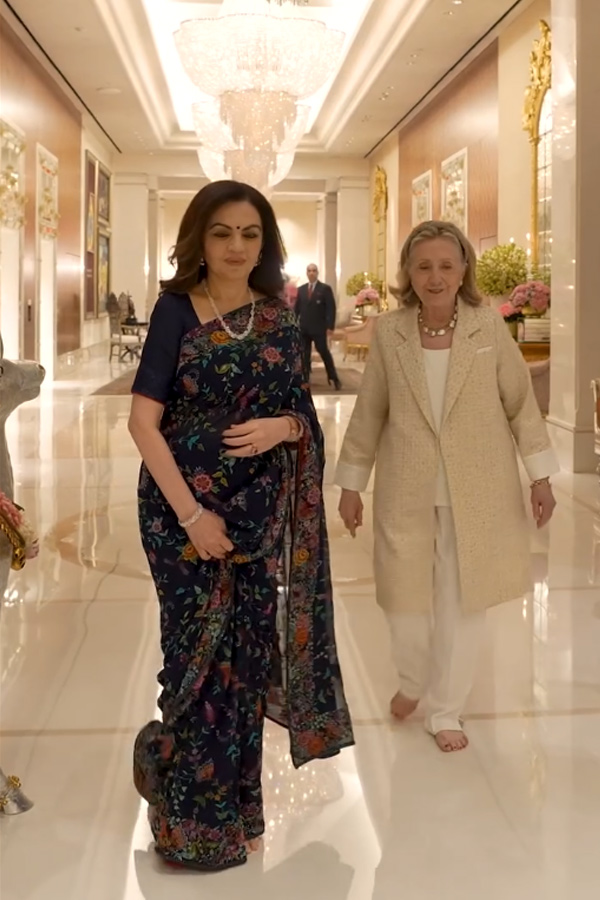 Nita Ambani And Mukesh Ambani warmly welcomed Secretary Hillary Clinton To Their Home Photos12