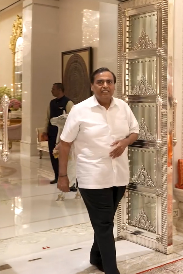 Nita Ambani And Mukesh Ambani warmly welcomed Secretary Hillary Clinton To Their Home Photos13