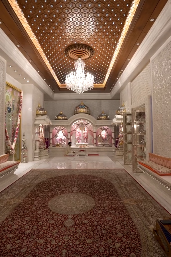 Nita Ambani And Mukesh Ambani warmly welcomed Secretary Hillary Clinton To Their Home Photos14