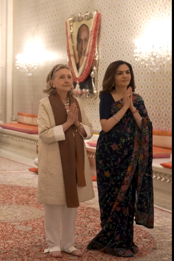 Nita Ambani And Mukesh Ambani warmly welcomed Secretary Hillary Clinton To Their Home Photos16
