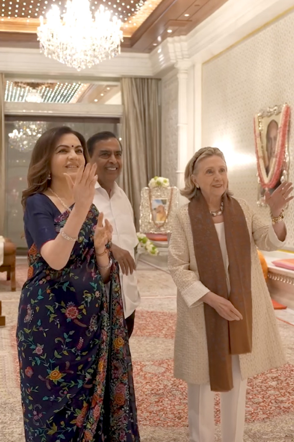 Nita Ambani And Mukesh Ambani warmly welcomed Secretary Hillary Clinton To Their Home Photos18
