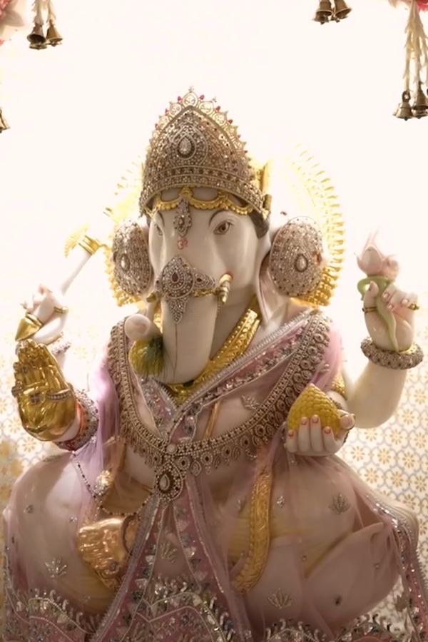 Nita Ambani And Mukesh Ambani warmly welcomed Secretary Hillary Clinton To Their Home Photos19