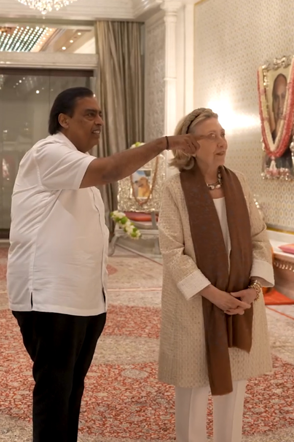 Nita Ambani And Mukesh Ambani warmly welcomed Secretary Hillary Clinton To Their Home Photos20