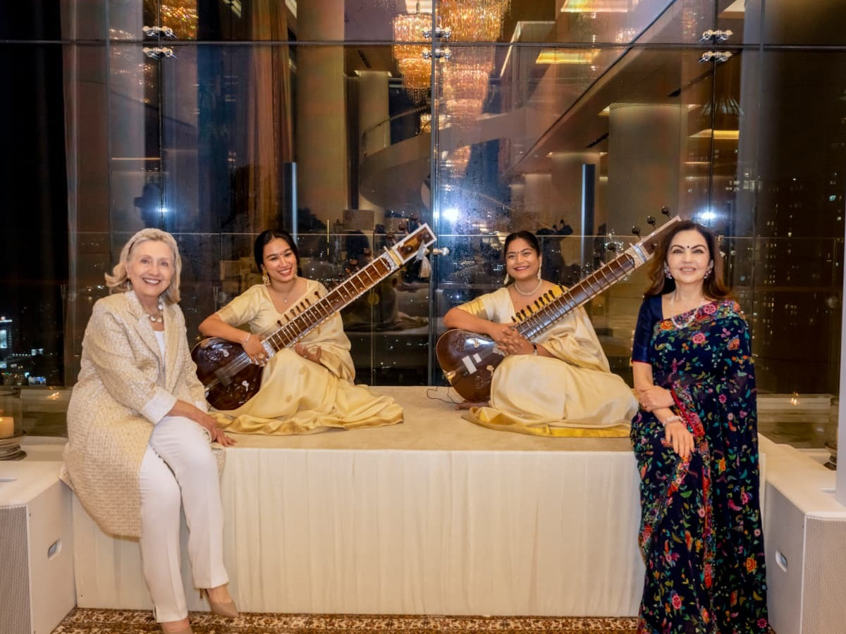 Nita Ambani And Mukesh Ambani warmly welcomed Secretary Hillary Clinton To Their Home Photos3