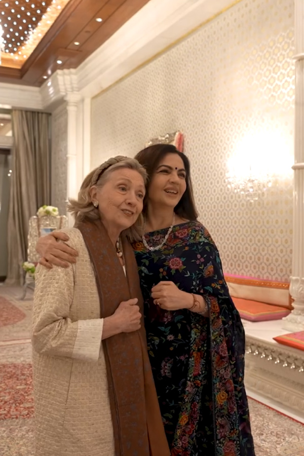 Nita Ambani And Mukesh Ambani warmly welcomed Secretary Hillary Clinton To Their Home Photos21