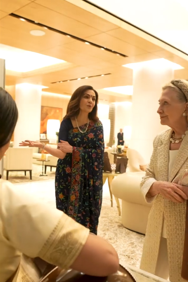 Nita Ambani And Mukesh Ambani warmly welcomed Secretary Hillary Clinton To Their Home Photos24