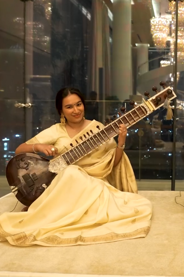 Nita Ambani And Mukesh Ambani warmly welcomed Secretary Hillary Clinton To Their Home Photos25