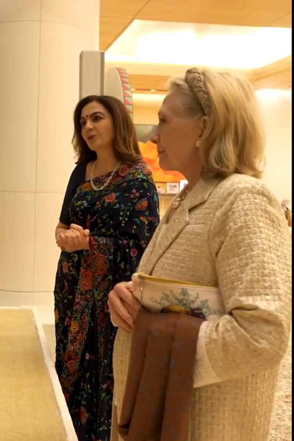 Nita Ambani And Mukesh Ambani warmly welcomed Secretary Hillary Clinton To Their Home Photos26