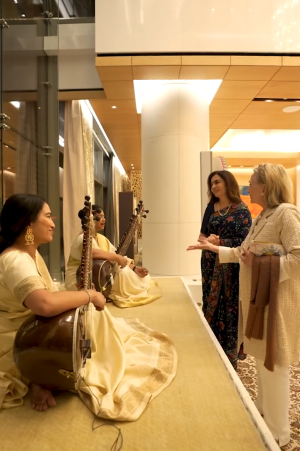 Nita Ambani And Mukesh Ambani warmly welcomed Secretary Hillary Clinton To Their Home Photos27