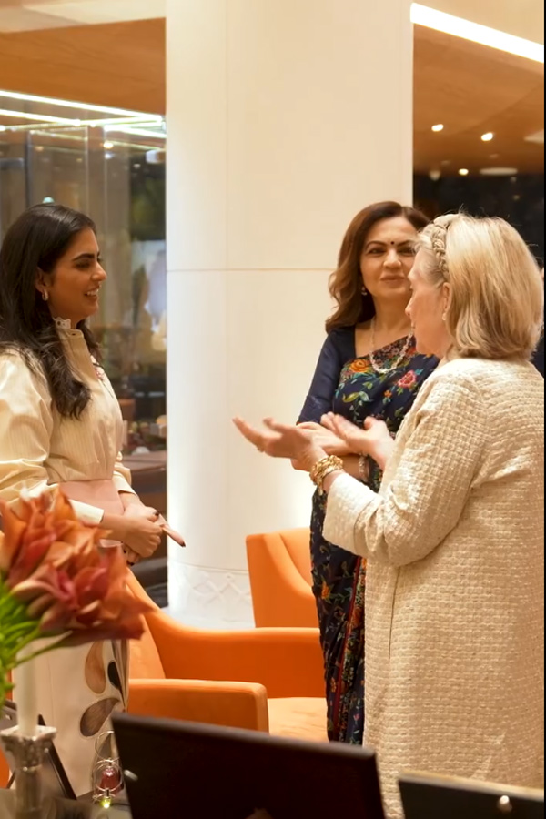 Nita Ambani And Mukesh Ambani warmly welcomed Secretary Hillary Clinton To Their Home Photos29