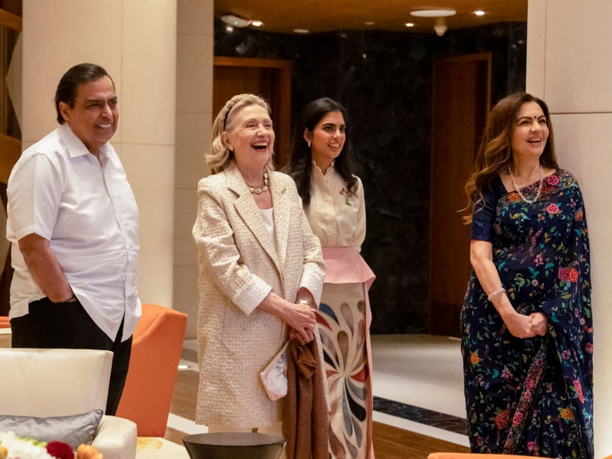Nita Ambani And Mukesh Ambani warmly welcomed Secretary Hillary Clinton To Their Home Photos4