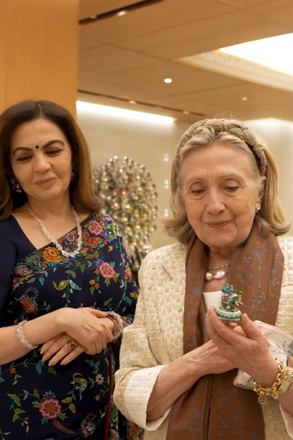 Nita Ambani And Mukesh Ambani warmly welcomed Secretary Hillary Clinton To Their Home Photos31