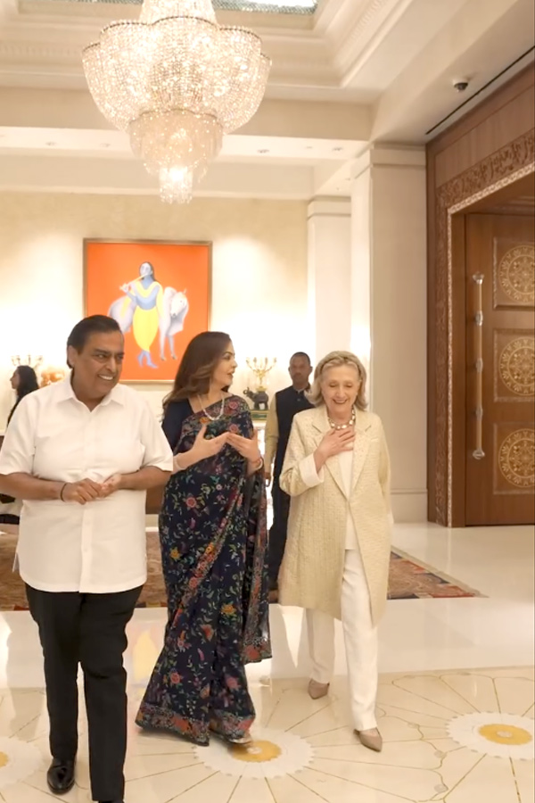 Nita Ambani And Mukesh Ambani warmly welcomed Secretary Hillary Clinton To Their Home Photos8