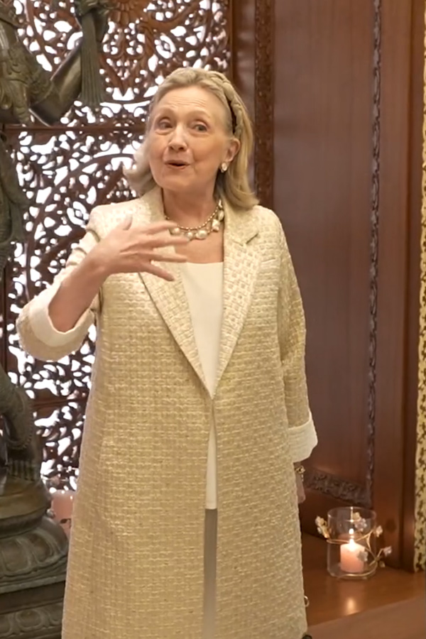 Nita Ambani And Mukesh Ambani warmly welcomed Secretary Hillary Clinton To Their Home Photos9