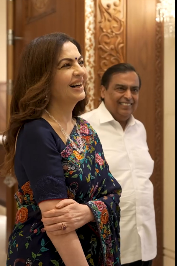 Nita Ambani And Mukesh Ambani warmly welcomed Secretary Hillary Clinton To Their Home Photos10