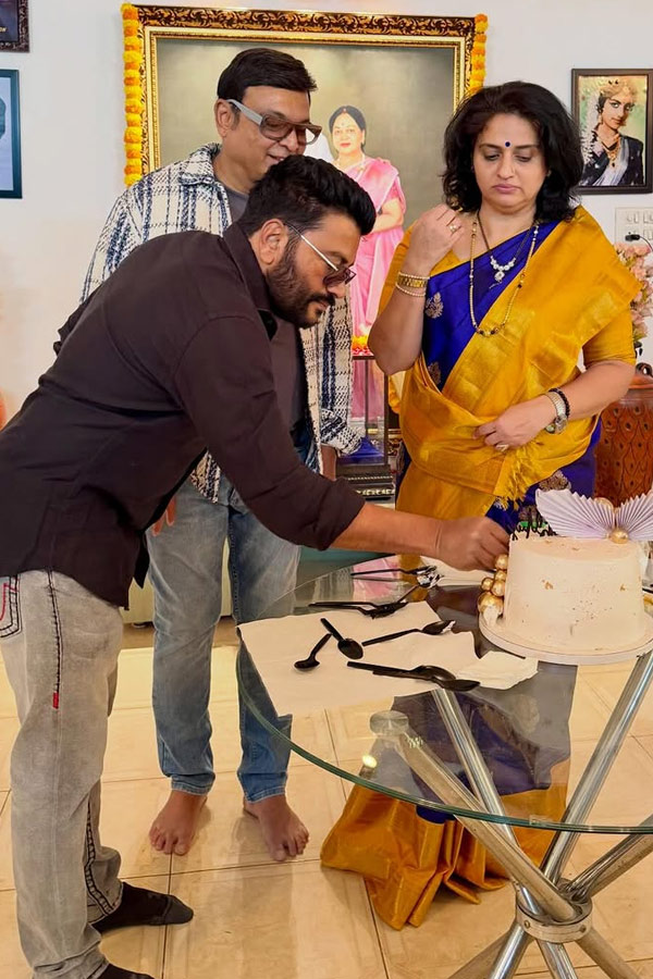 Pavithra Lokesh Birthday Celebrations with Naresh Photos4