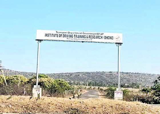 డ్రైవింగ్‌ శిక్షణకు బ్రేకులు!1