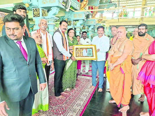 ఆదిత్యుని సన్నిధిలో  హైకోర్టు జడ్జి జస్టిస్‌ హరినాథ్‌  1